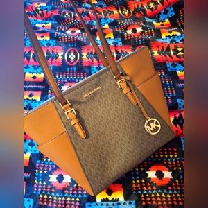 MICHAEL KORS $400 LARGE ZIP TOTE BAG